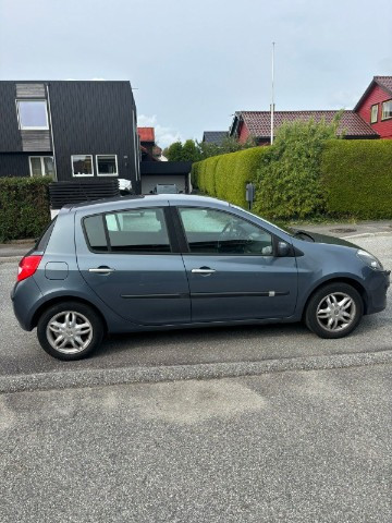 
                                                Voiture
                                                 Magnifique Renault Clio CLIO1.1 _ 75 A donner