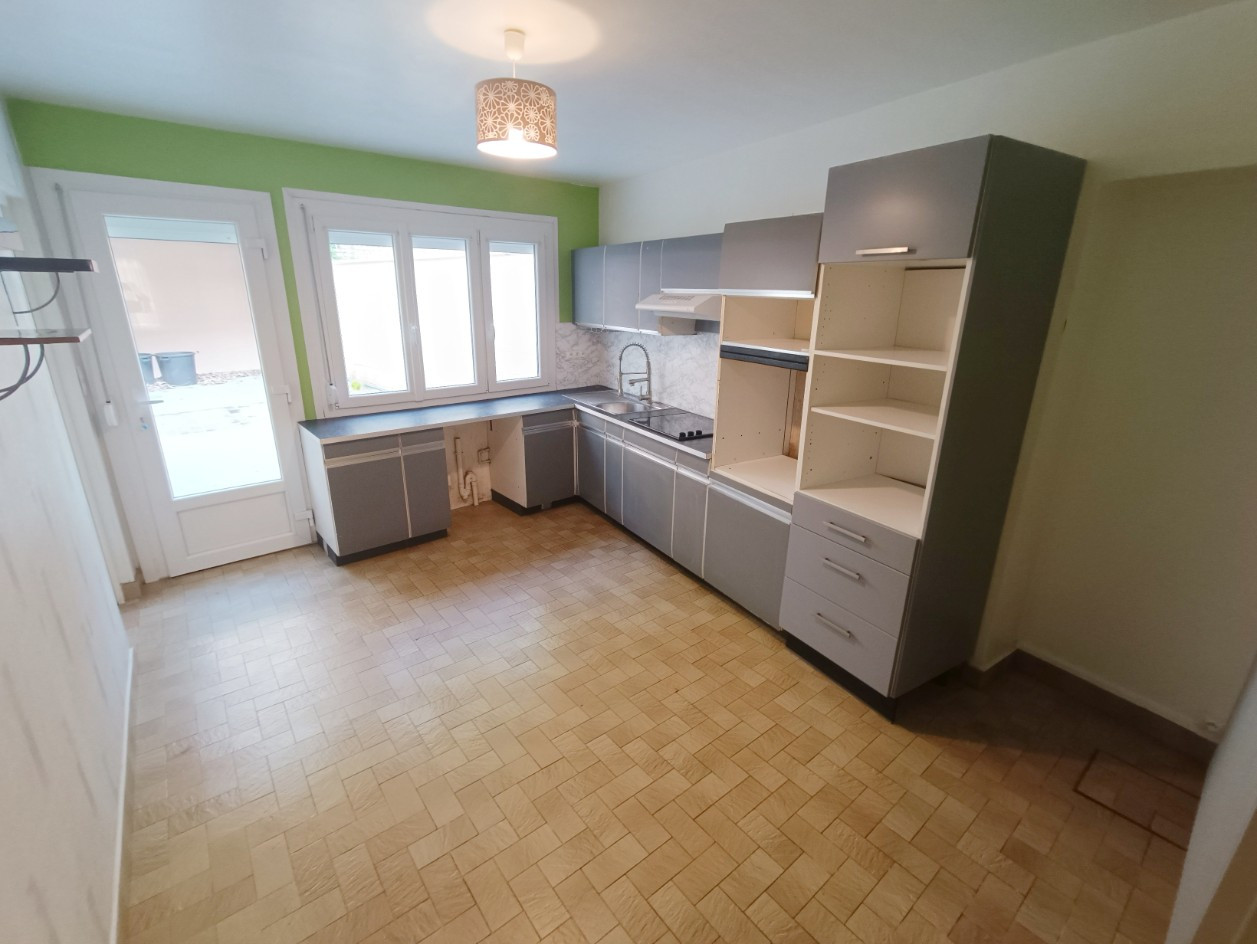 
                                                Vente
                                                 Maison 4 chambres, bureau, garage, cour