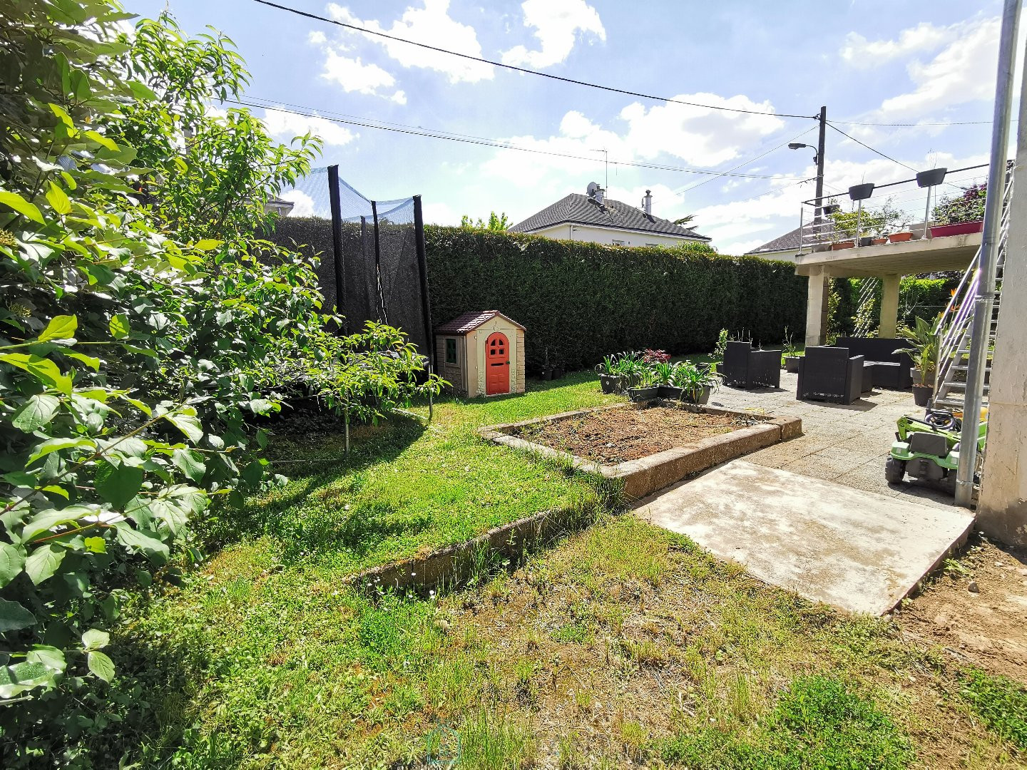 
                                                Vente
                                                 Maison 5 chambres, garages et jardin