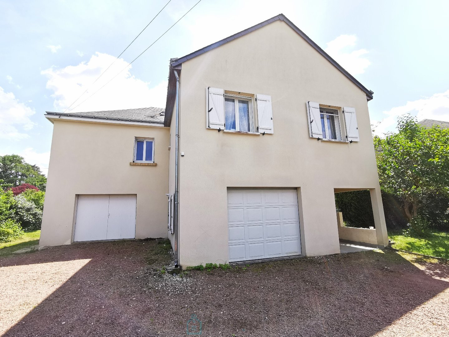 
                                                Vente
                                                 Maison 5 chambres, garages et jardin