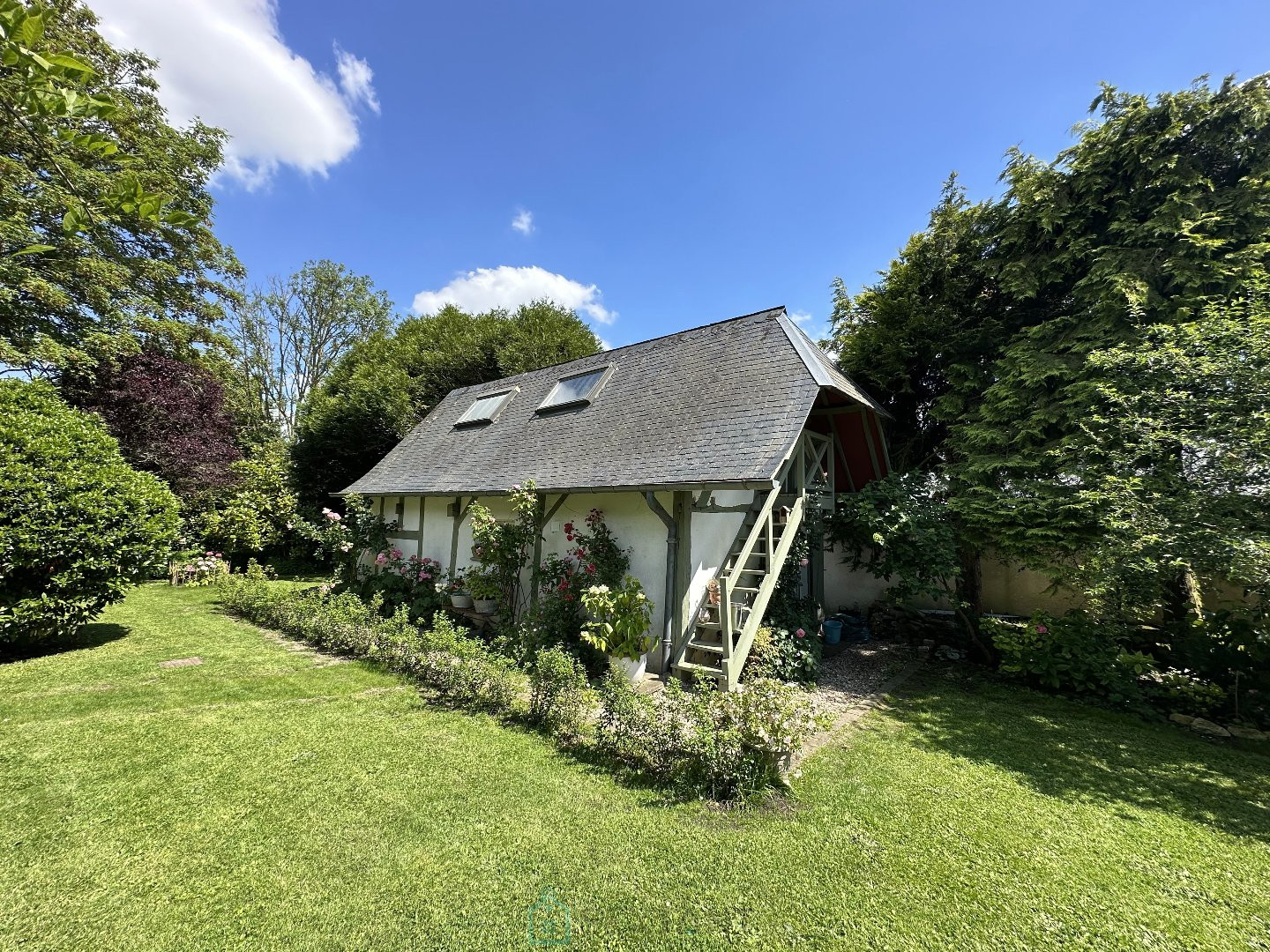 
                                                Vente
                                                 Maison atypique au cur d'un village de l'Oise Normande 