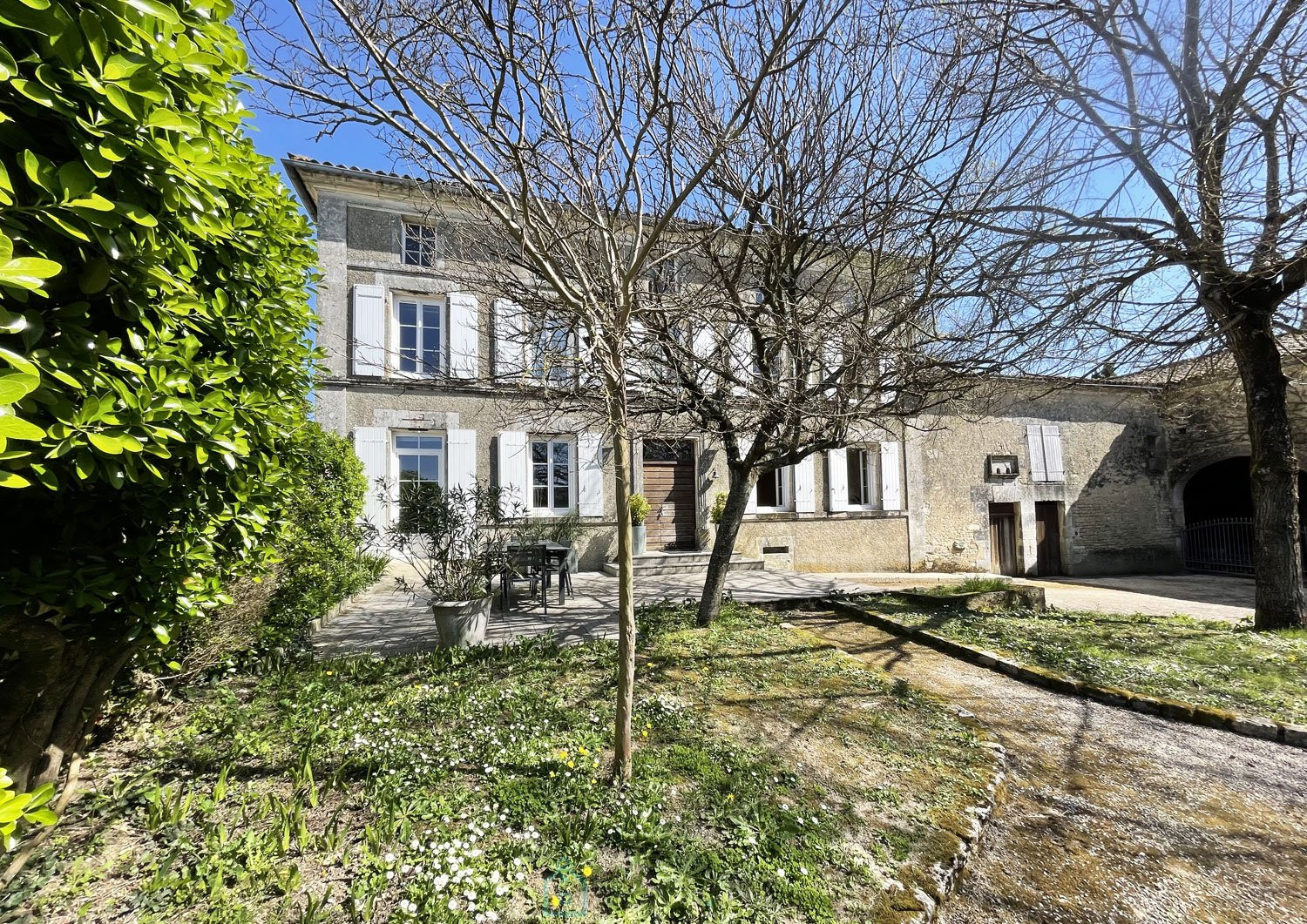 
                                                Vente
                                                 MAISON CHARENTAISE AVEC COUR, JARDIN ET DEPENDANCES