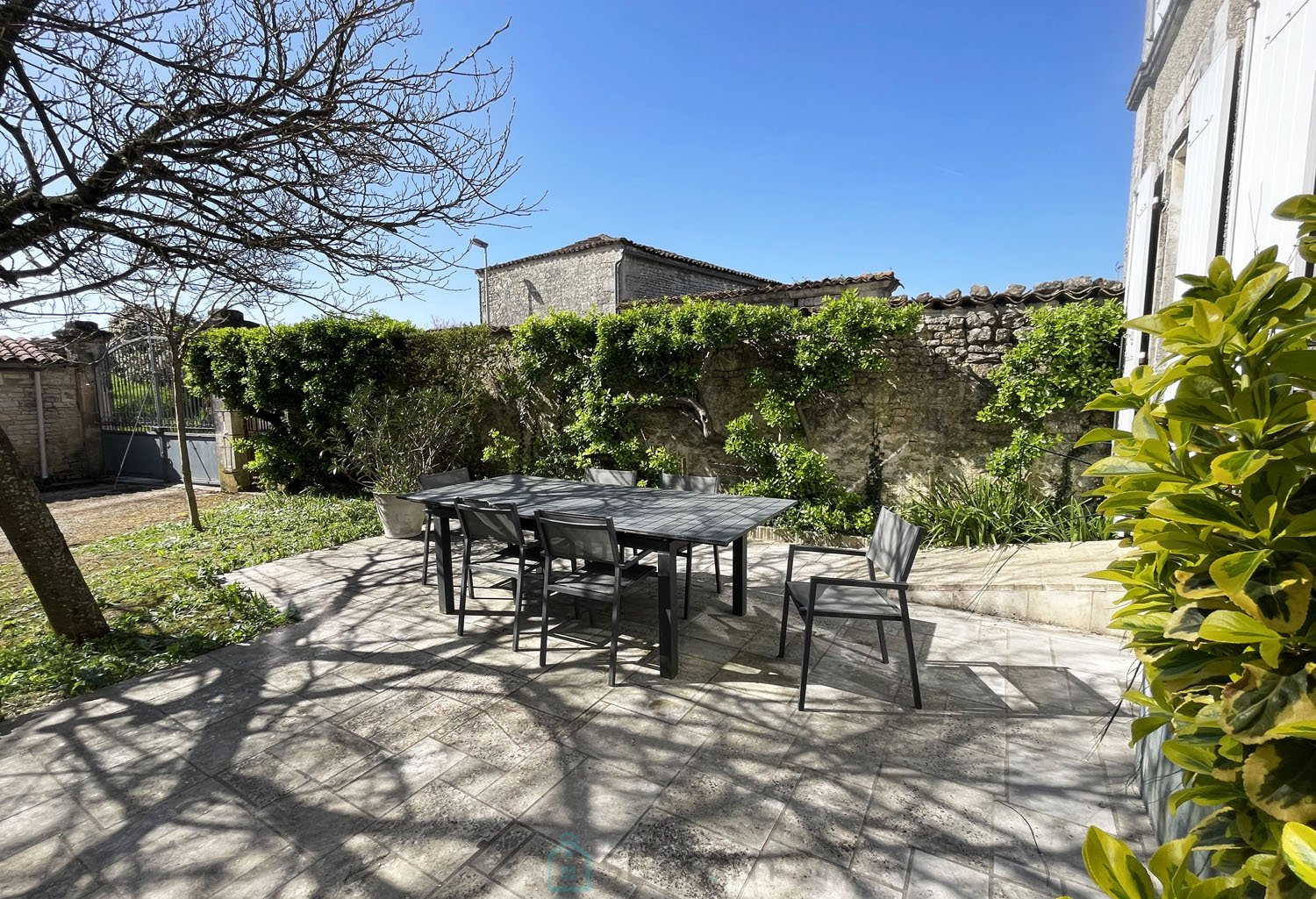 
                                                Vente
                                                 MAISON CHARENTAISE AVEC COUR, JARDIN ET DEPENDANCES