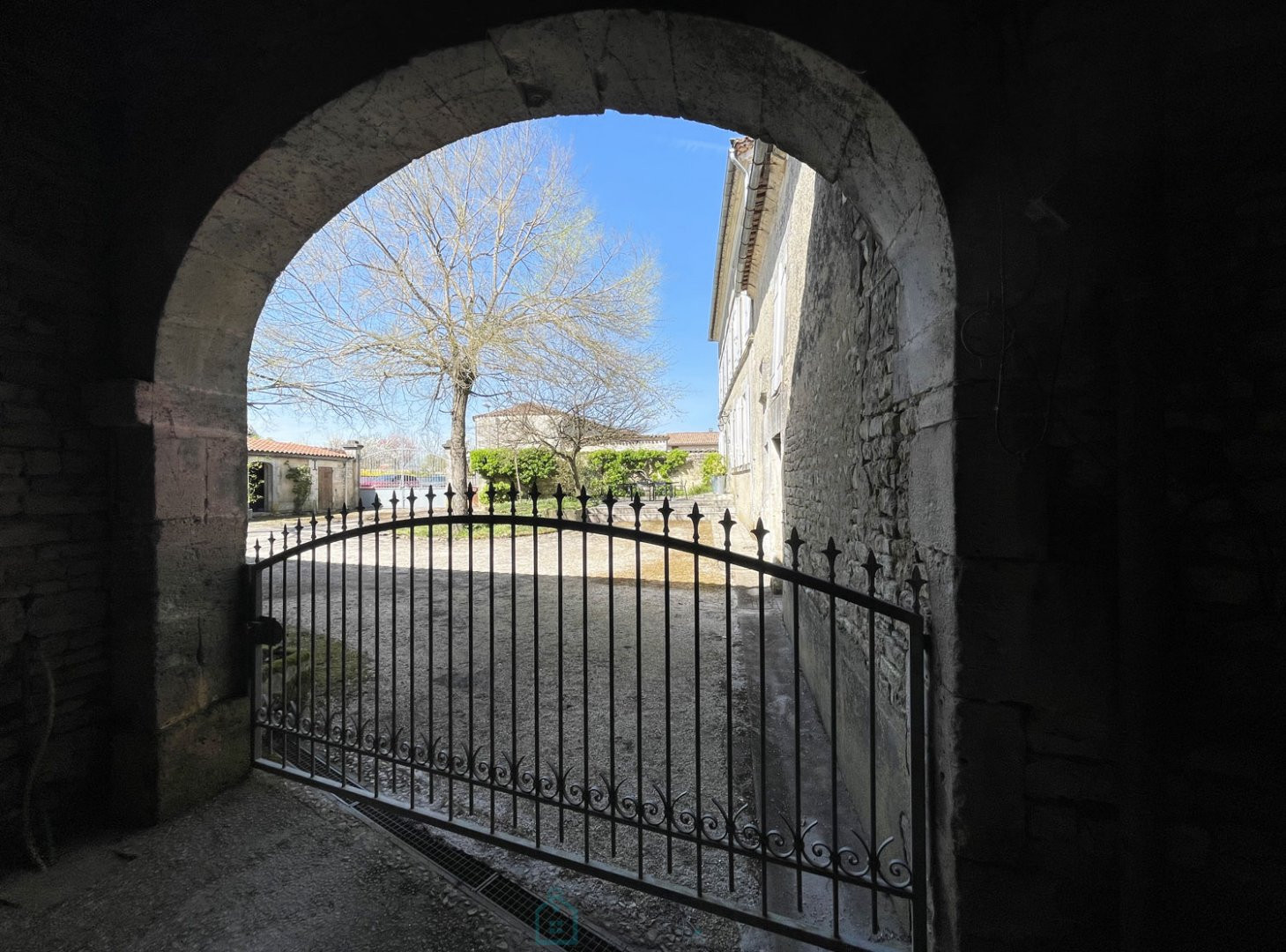 
                                                Vente
                                                 MAISON CHARENTAISE AVEC COUR, JARDIN ET DEPENDANCES