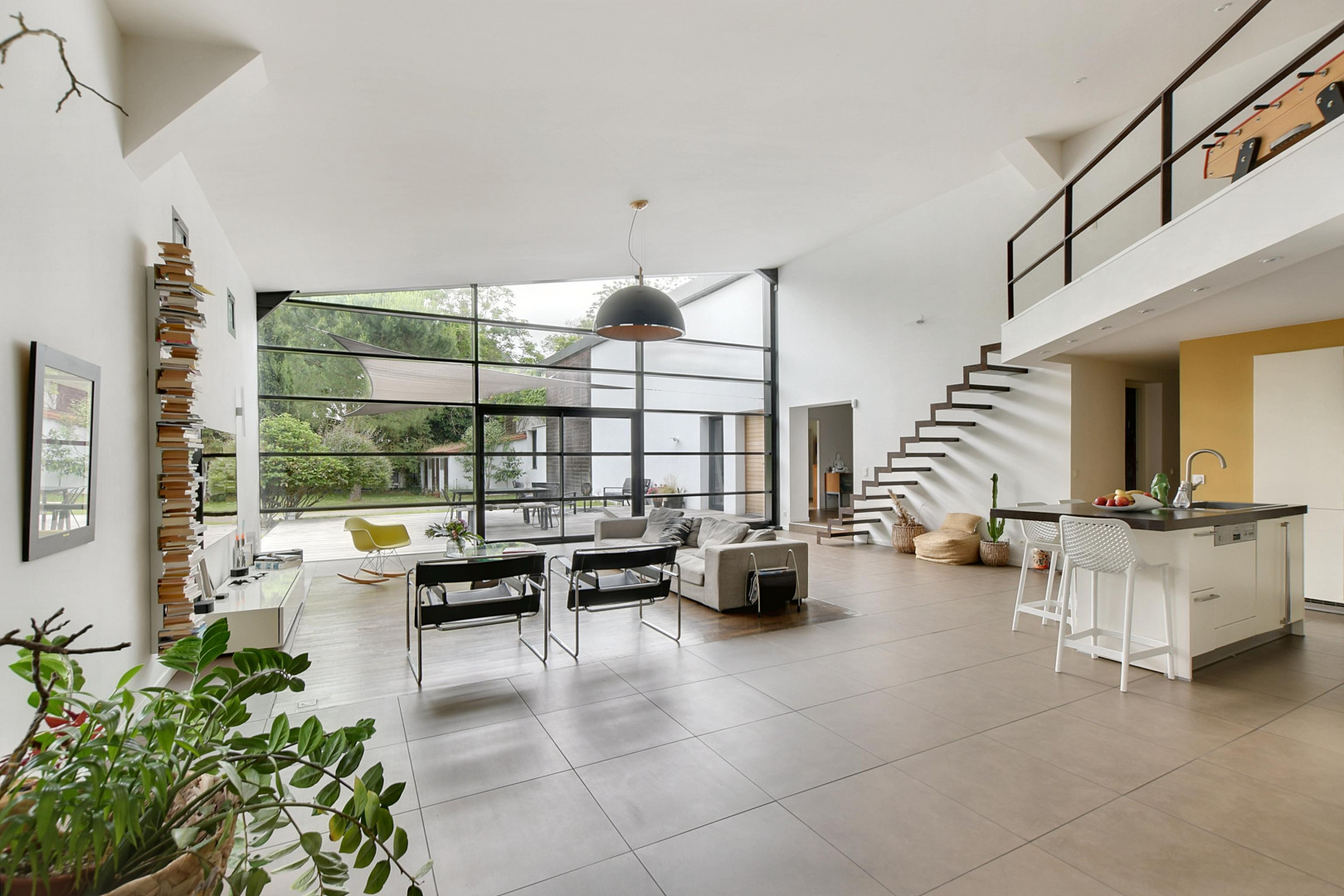 
                                                Vente
                                                 Maison d'architecte 7 p, piscine, avec 5700 m²