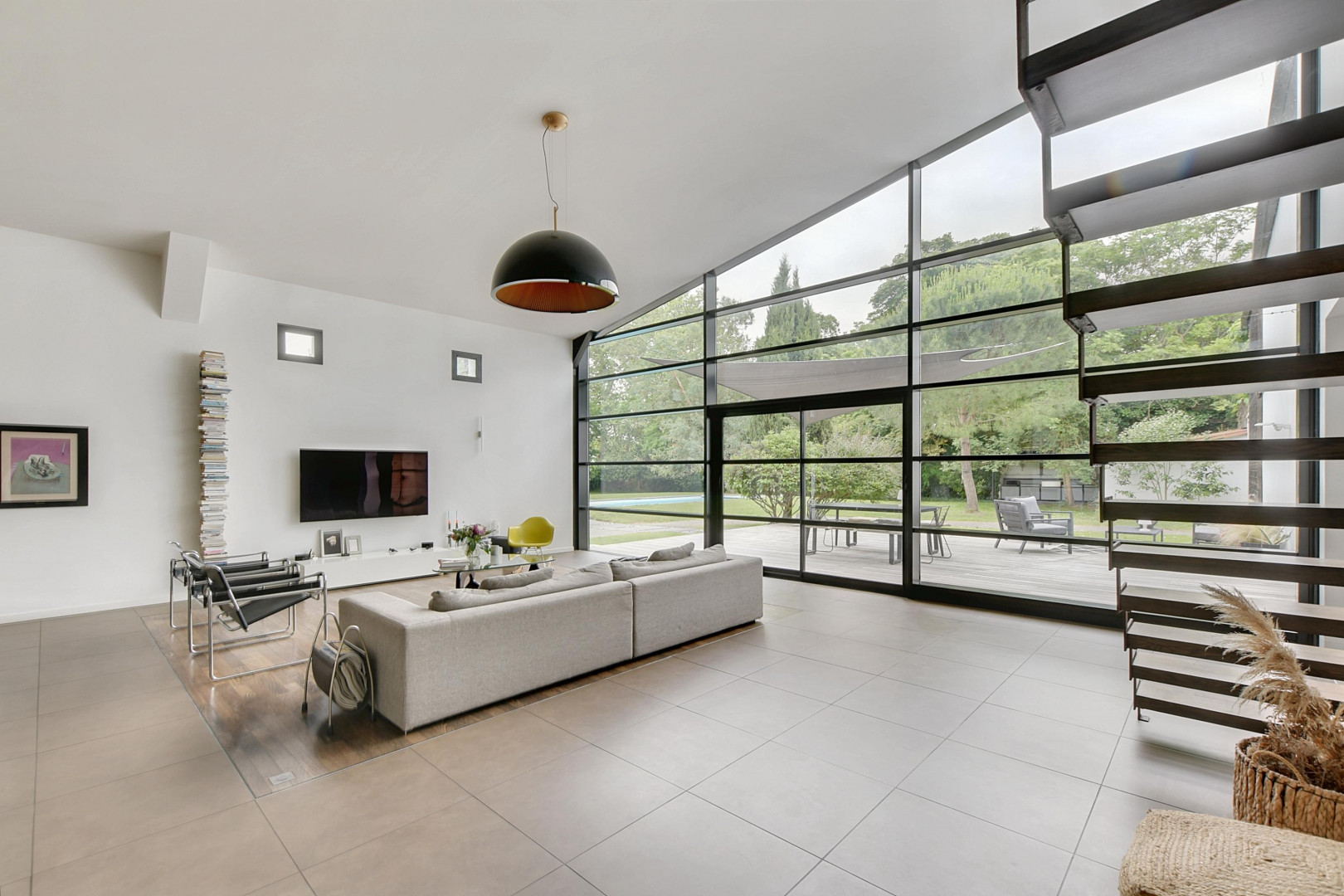 
                                                Vente
                                                 Maison d'architecte 7 p, piscine, avec 5700 m²