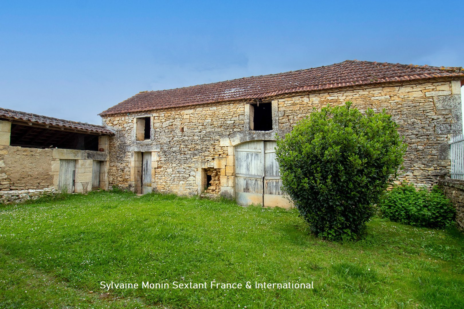 
                                                Vente
                                                 Maison de caractère rénovée avec dépendances et grand terrain clos