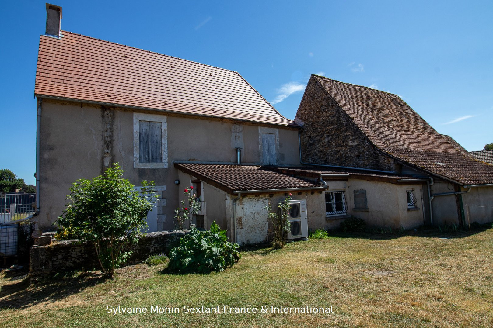 
                                                Vente
                                                 Maison de caractère rénovée avec dépendances et grand terrain clos