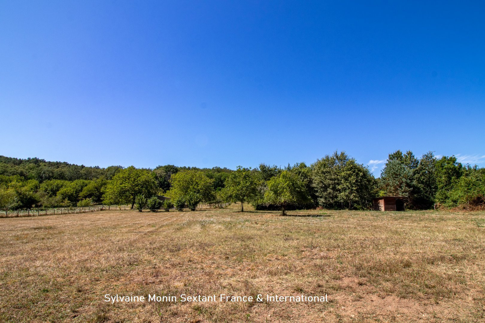 
                                                Vente
                                                 Maison de caractère rénovée avec dépendances et grand terrain clos