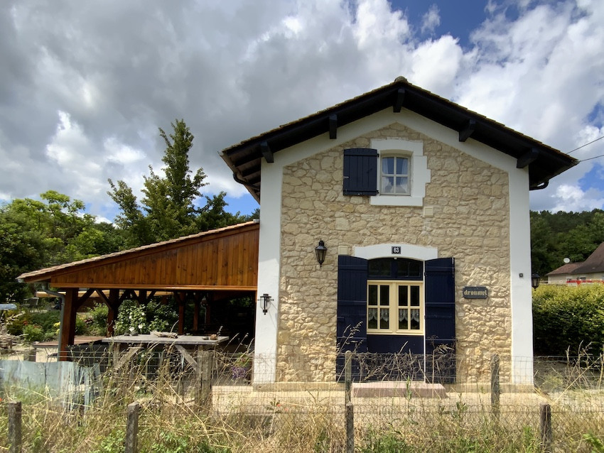 
                                                Vente
                                                 Maison de chemin de fer rénovée avec goût