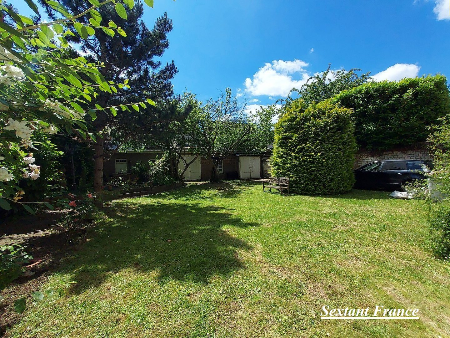 
                                                Vente
                                                 Maison de maitre 6 ch - 60 m² de dépendances