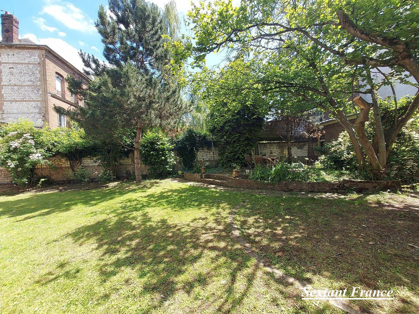 
                                                Vente
                                                 Maison de maitre 6 ch - 60 m² de dépendances