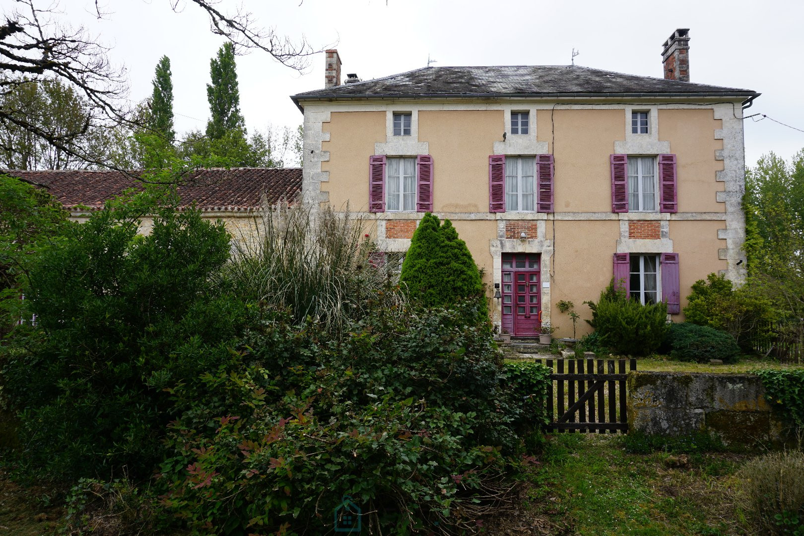 
                                                Vente
                                                 Maison de maître du XIXe siècle en bord de rivière. 