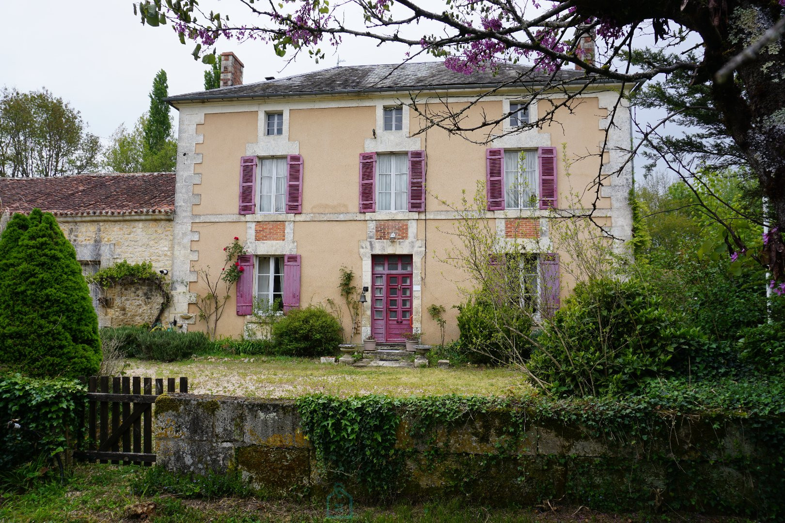 
                                                Vente
                                                 Maison de maître du XIXe siècle en bord de rivière. 