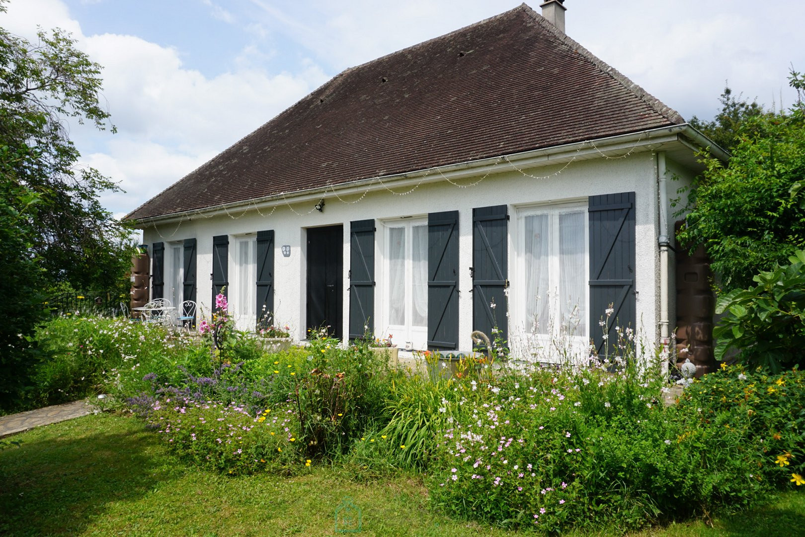 
                                                Vente
                                                 Maison de plain-pied avec sous-sol nichée au coeur d'un village historique. 