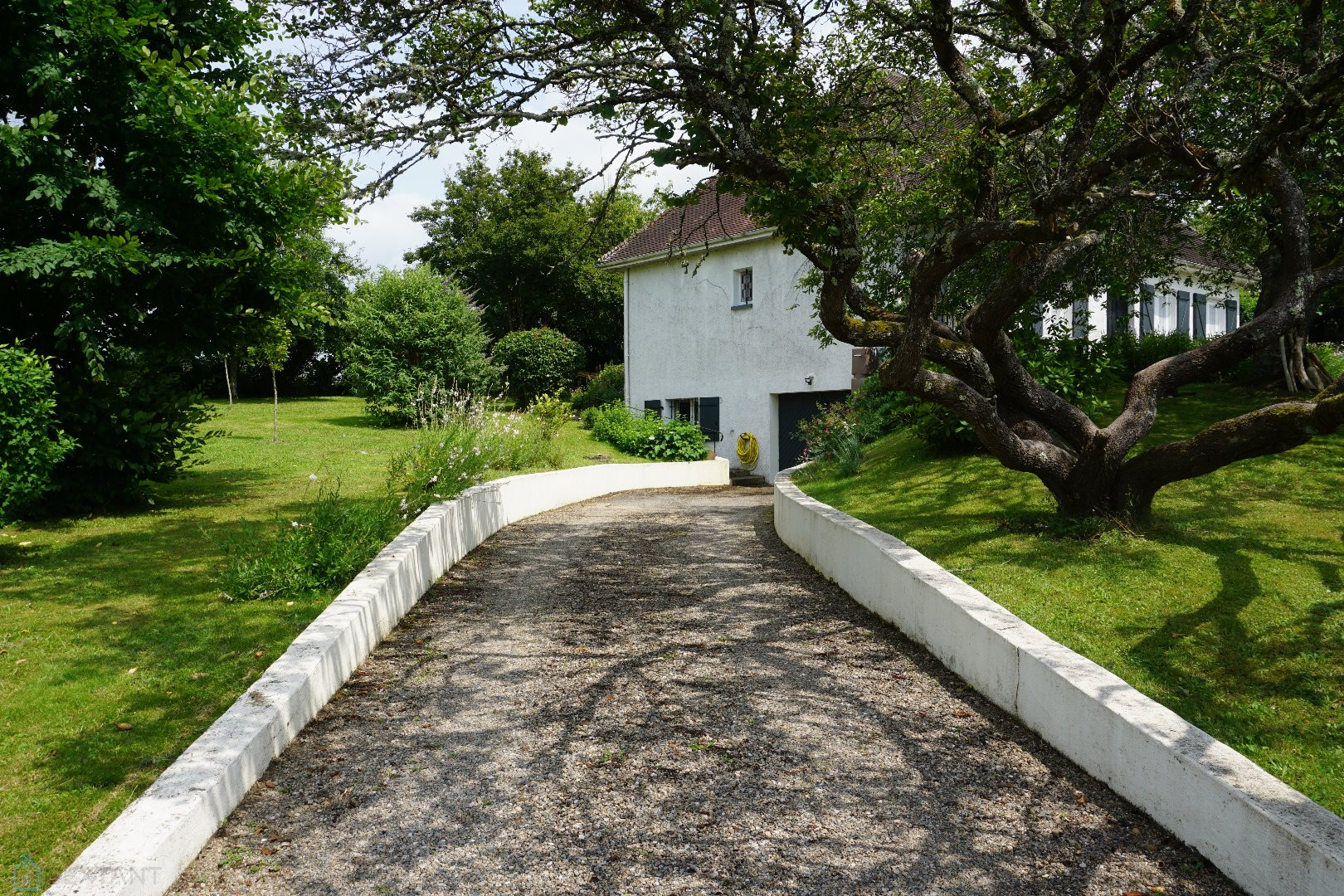 
                                                Vente
                                                 Maison de plain-pied avec sous-sol nichée au coeur d'un village historique. 