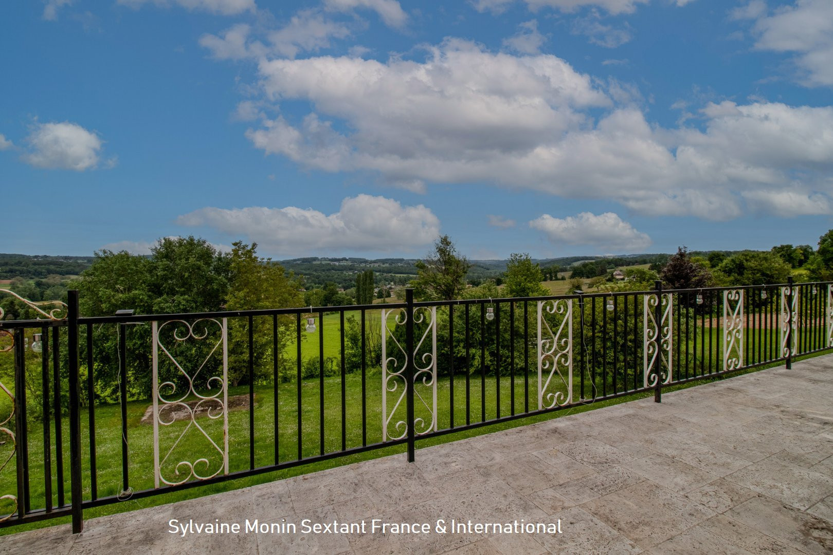 
                                                Vente
                                                 Maison de plain-pied sur sous-sol avec vue panoramique