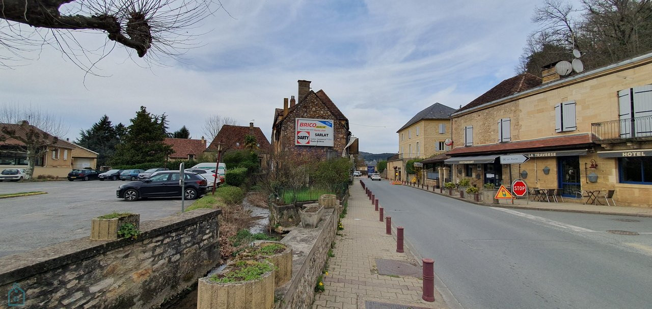 
                                                Vente
                                                 Maison de village à rénover idéalement située au cur du Périgord noir.