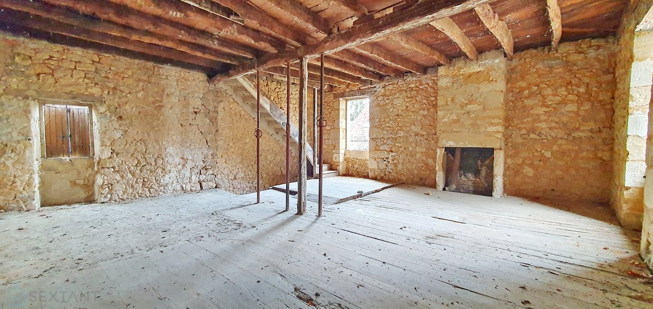 
                                                Vente
                                                 Maison de village à rénover idéalement située au cur du Périgord noir.