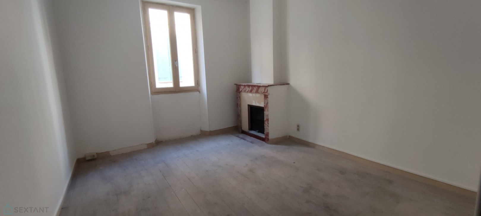 
                                                Vente
                                                 Maison de ville 7 pièces avec terrasse et balcon en cours de rénovation