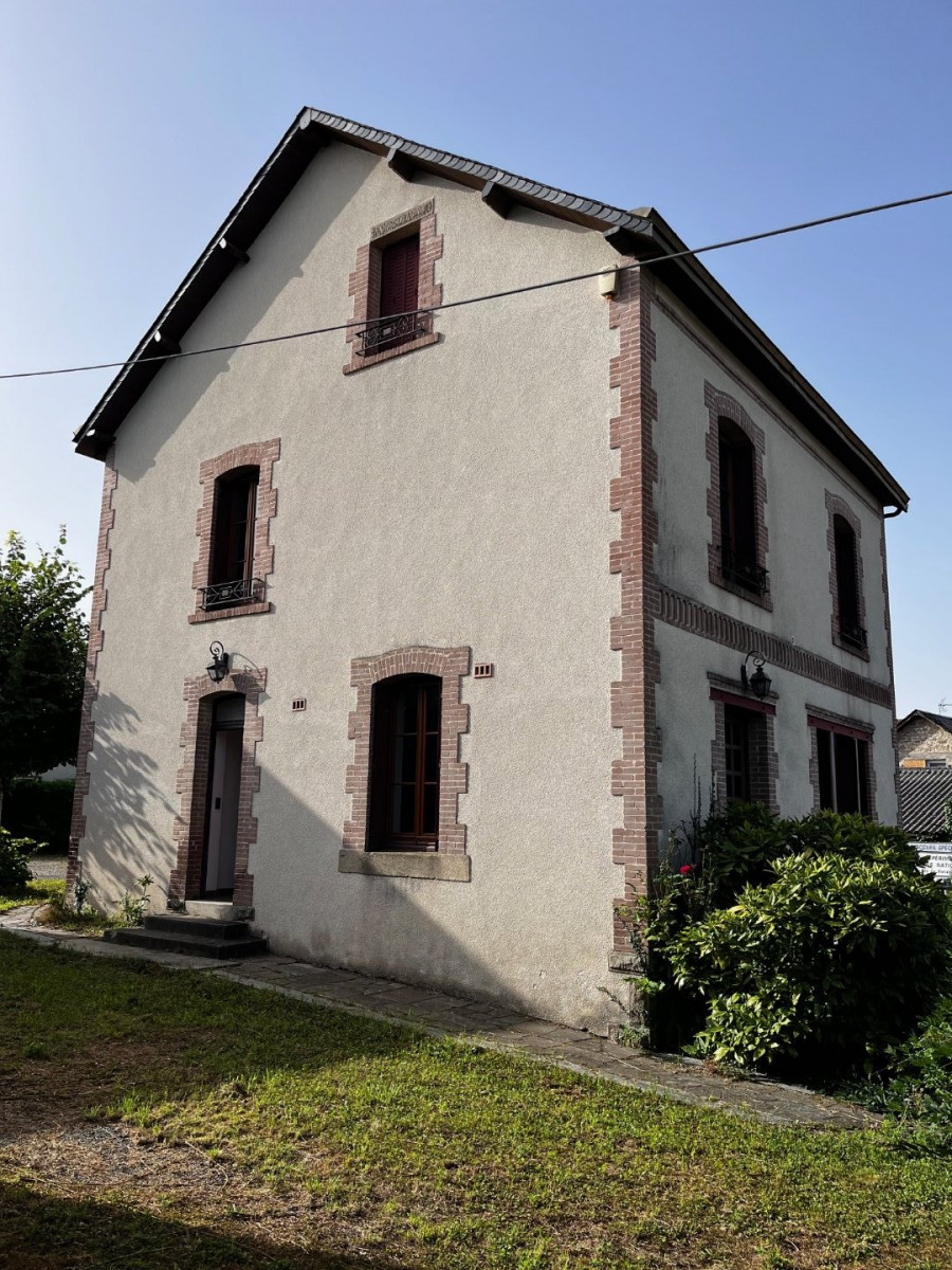 
                                                Vente
                                                 Maison en pierre, 4 chambres, grange et jardin 605 m 