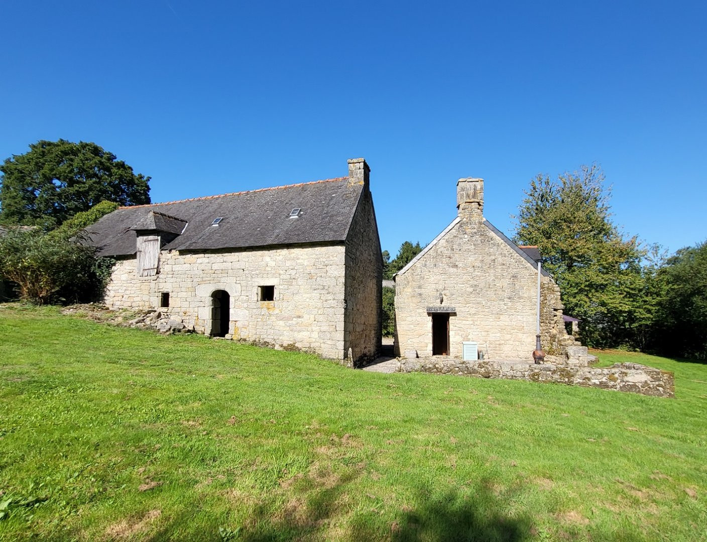 
                                                Vente
                                                 Maison en pierre rénovée, deuxième maison à rénover et dépendances