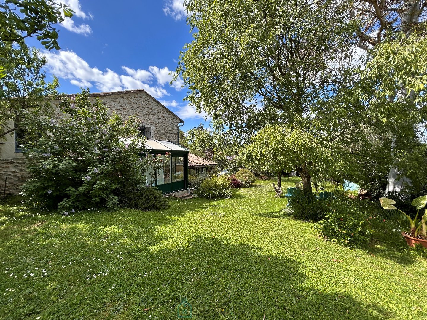 
                                                Vente
                                                 Maison en pierre rénovée sur terrain de 1099 m²