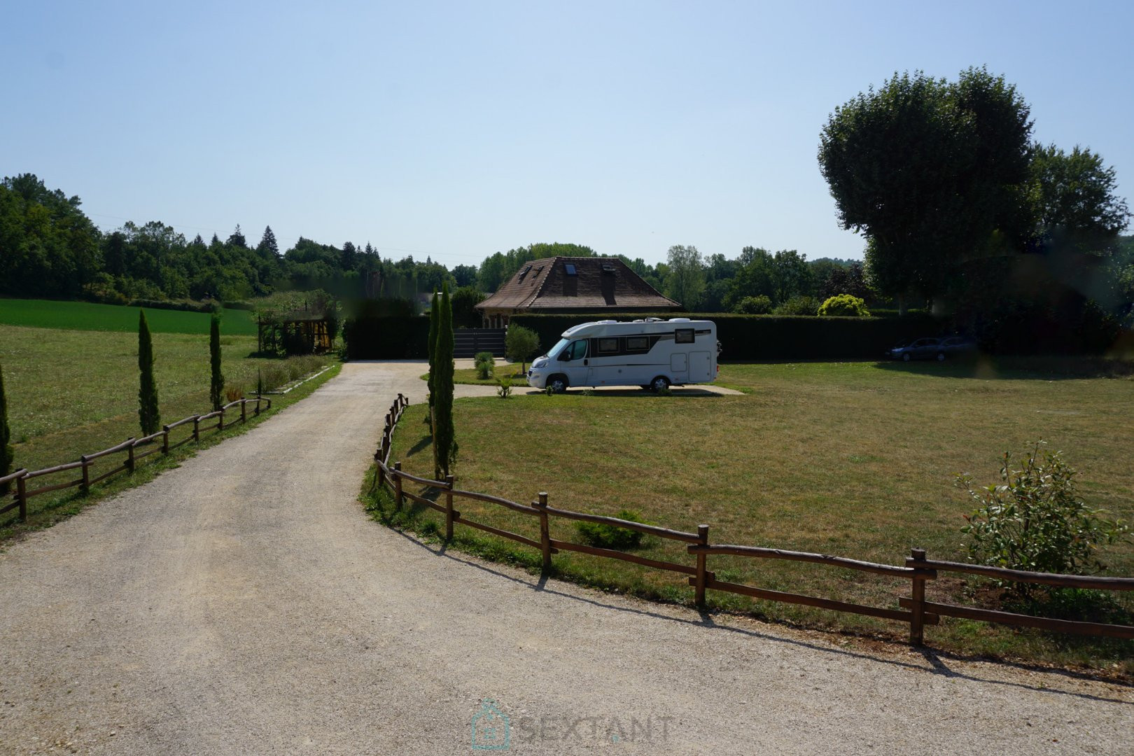 
                                                Vente
                                                 Maison en pierre située dans le parc naturel du Périgord vert. 