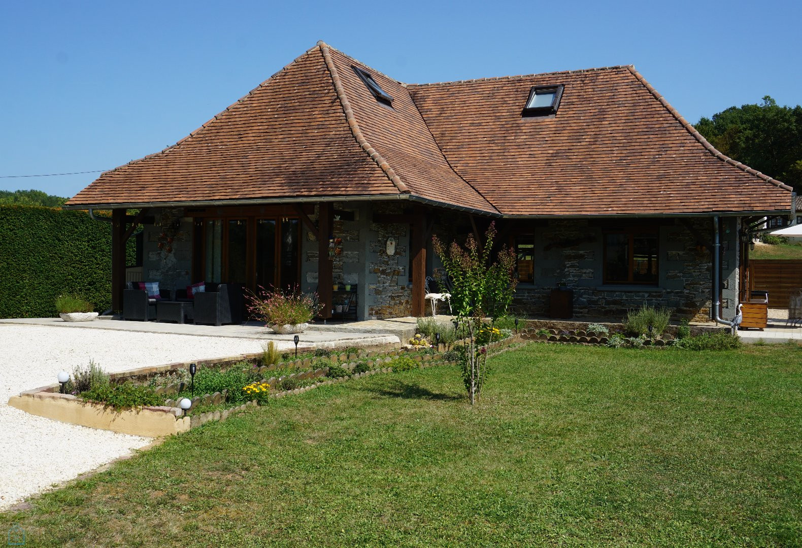 
                                                Vente
                                                 Maison en pierre située dans le parc naturel du Périgord vert. 