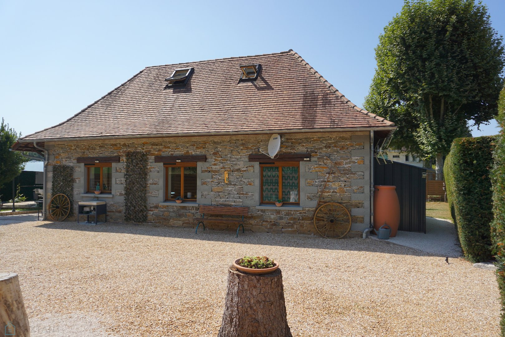 
                                                Vente
                                                 Maison en pierre située dans le parc naturel du Périgord vert. 