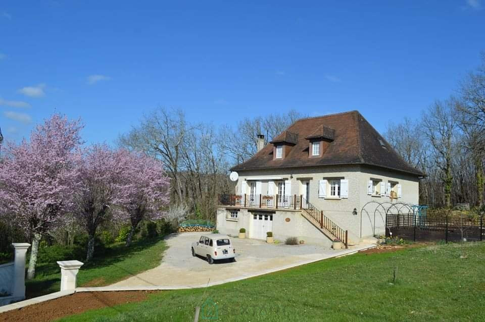 
                                                Vente
                                                 Maison entièrement rénovée avec une piscine en pleine nature au calme dans le joie village de Condat-sur-Vézère.