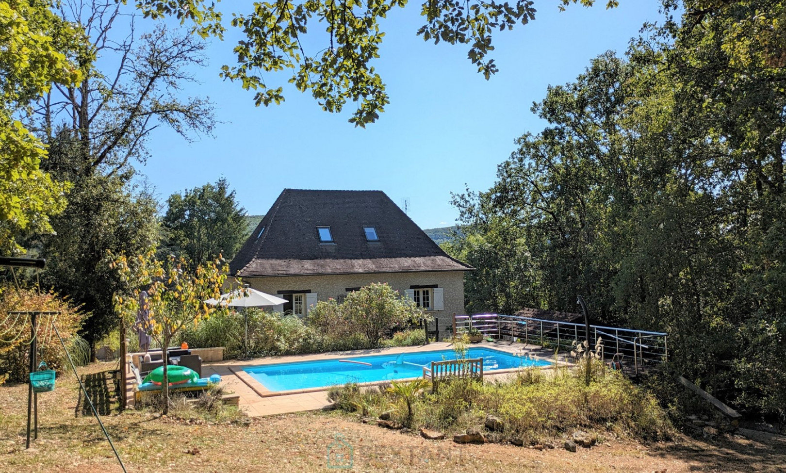 
                                                Vente
                                                 Maison entièrement rénovée avec une piscine en pleine nature au calme dans le joie village de Condat-sur-Vézère.