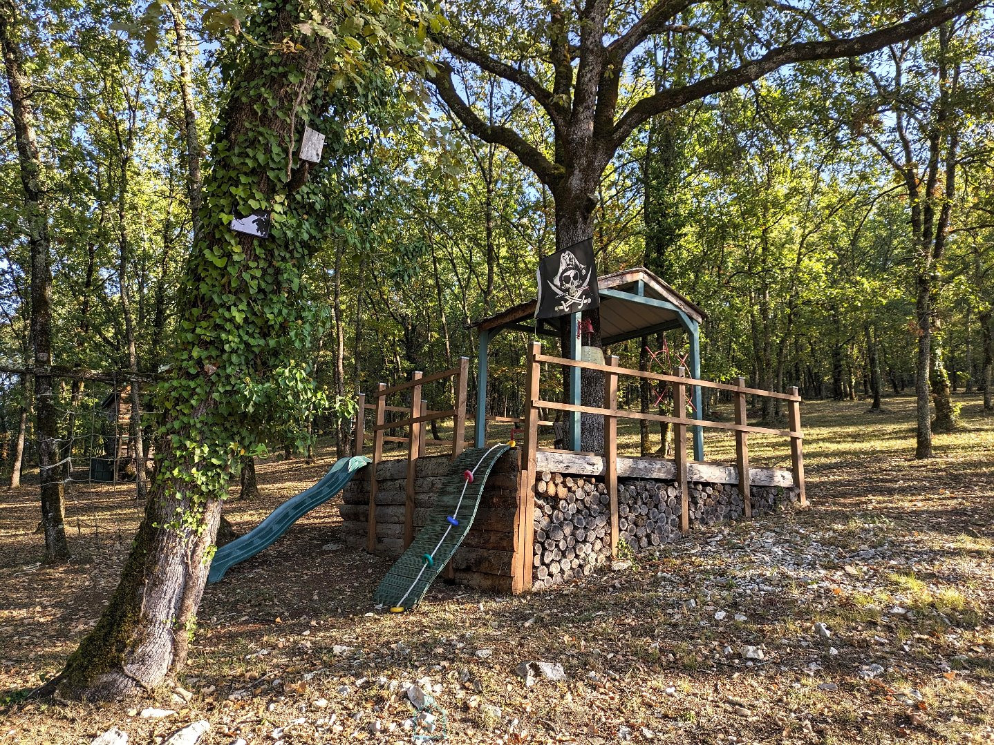 
                                                Vente
                                                 Maison entièrement rénovée avec une piscine en pleine nature au calme dans le joie village de Condat-sur-Vézère.