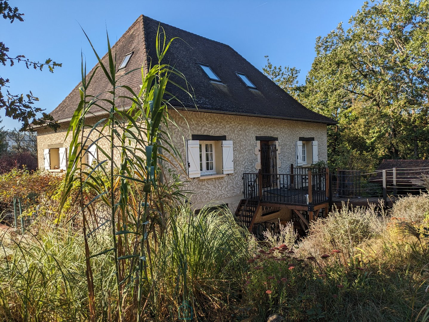 
                                                Vente
                                                 Maison entièrement rénovée avec une piscine en pleine nature au calme dans le joie village de Condat-sur-Vézère.