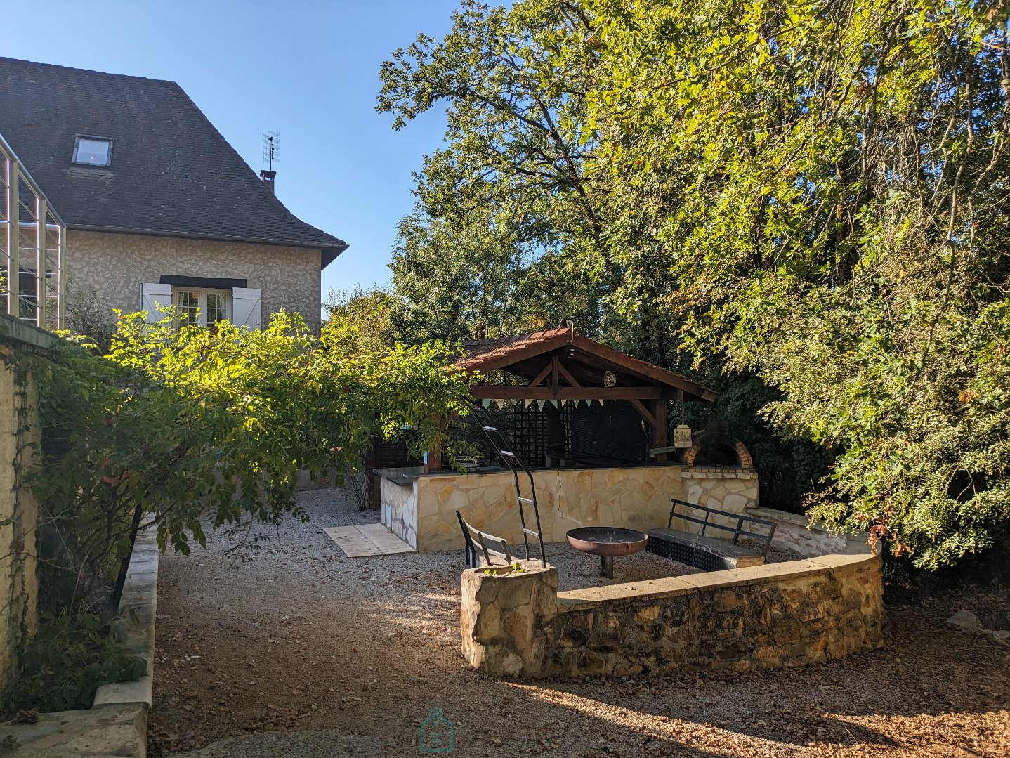 
                                                Vente
                                                 Maison entièrement rénovée avec une piscine en pleine nature au calme dans le joie village de Condat-sur-Vézère.