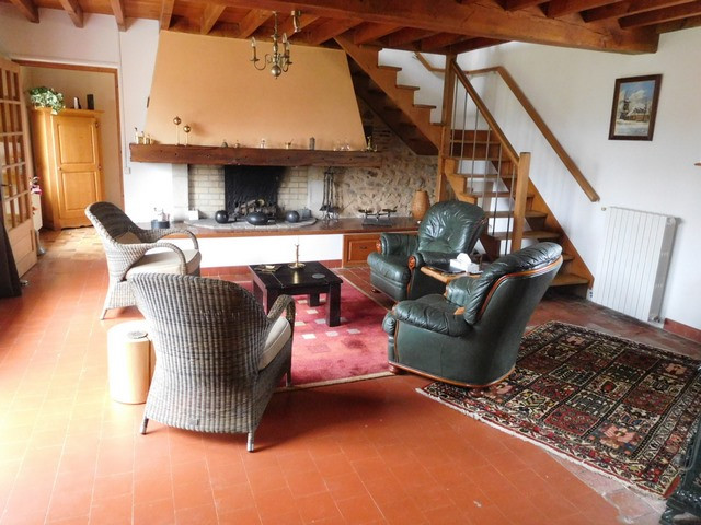 
                                                Vente
                                                 Maison et garage sur plus de 3.000m²