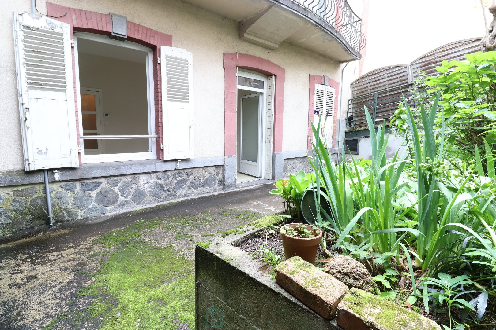 
                                                Vente
                                                 maison mitoyenne 165 m² 63300 thiers