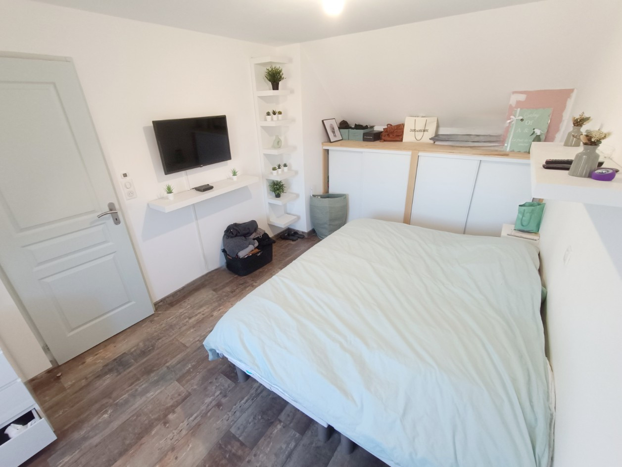 
                                                Vente
                                                 Maison rénovée de 2 chambres et jardin