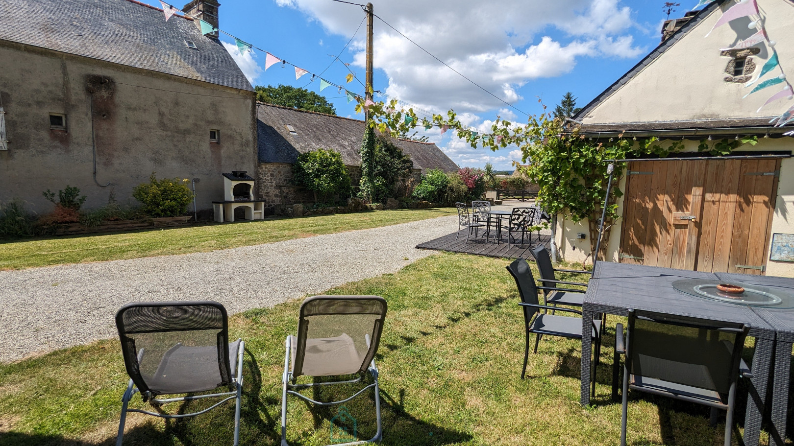 
                                                Vente
                                                 MaIson spacieuse en campagne avec 2 logements supplémentaires