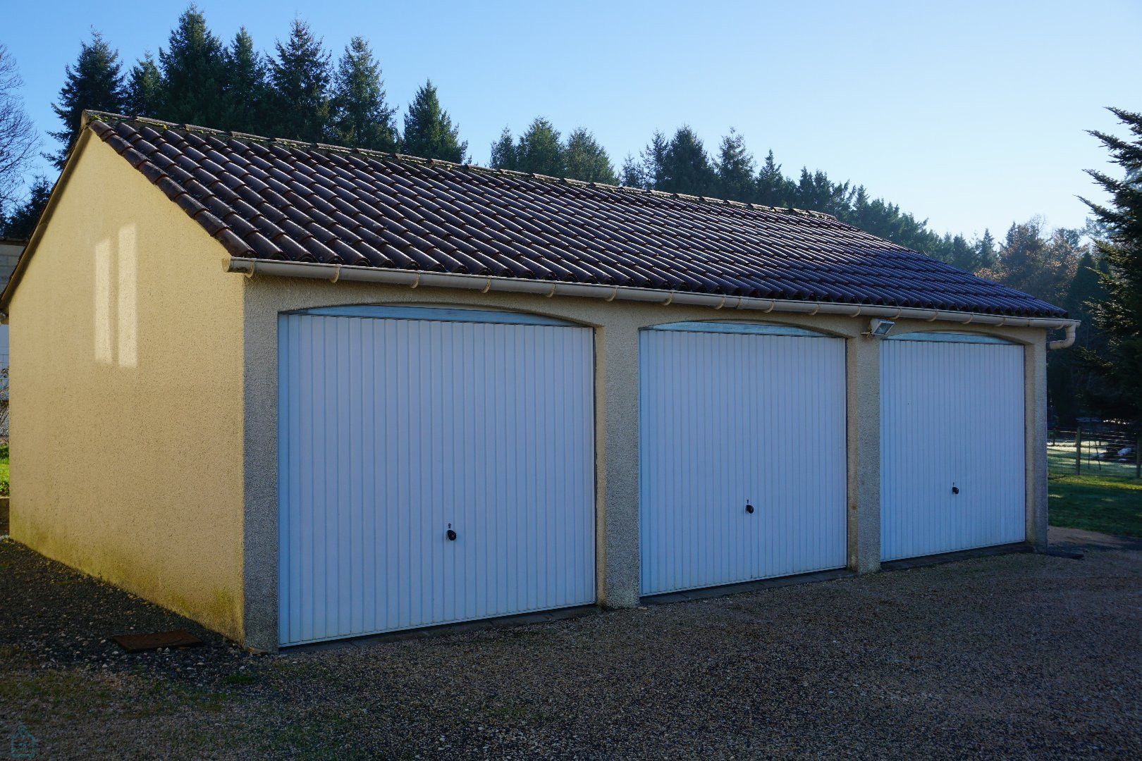 
                                                Vente
                                                 Maison traditionnelle avec un puits dans le calme d'un village historique. 