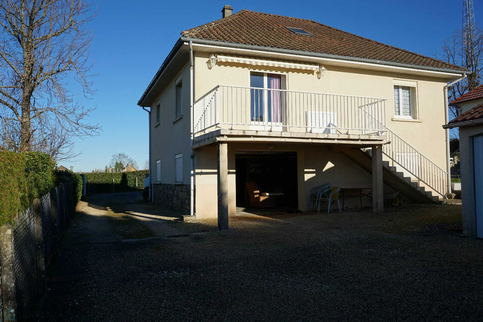 
                                                Vente
                                                 Maison traditionnelle avec un puits dans le calme d'un village historique. 