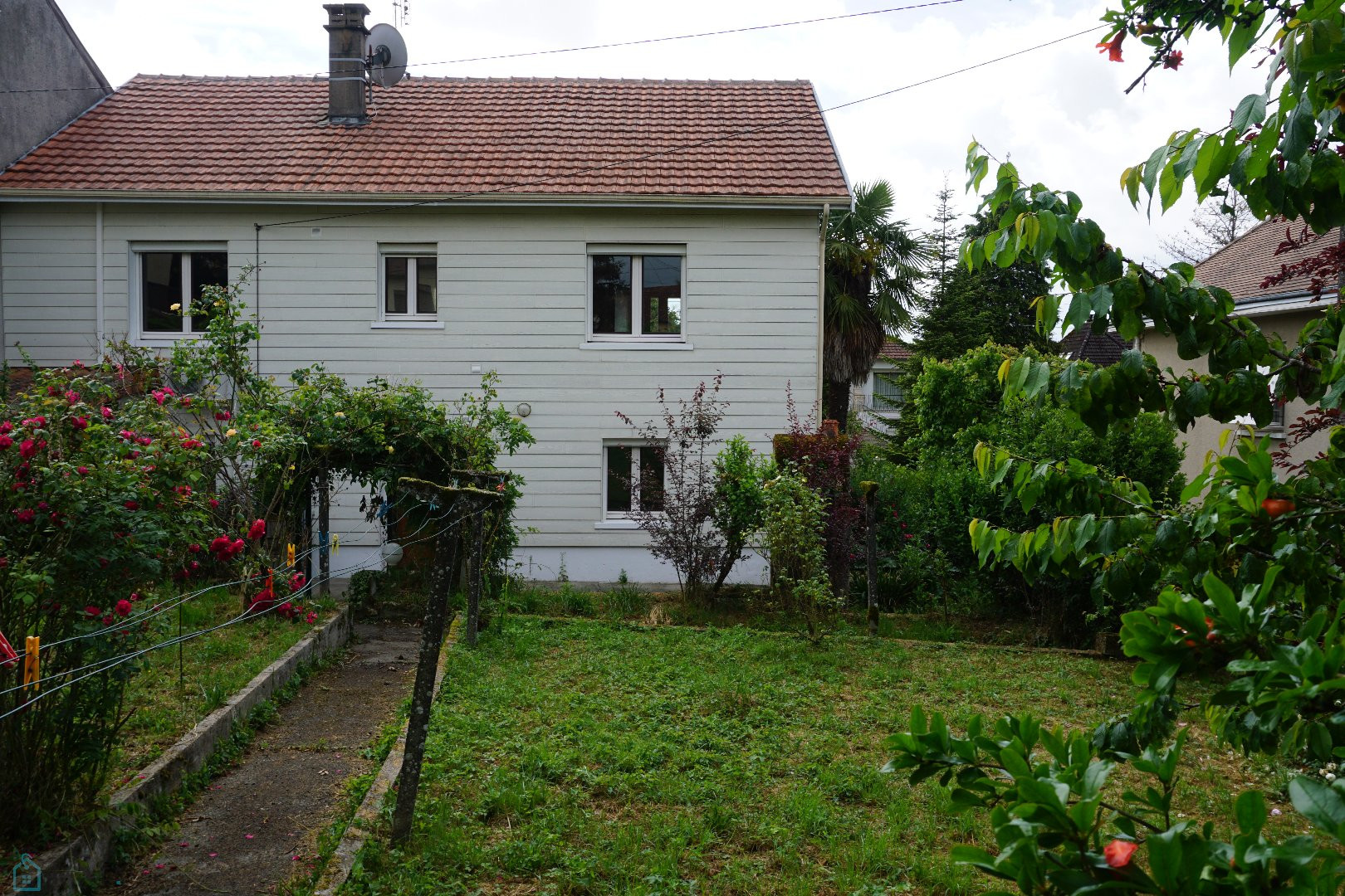 
                                                Vente
                                                 Maison traditionnelle située dans un quartier résidentiel calme .