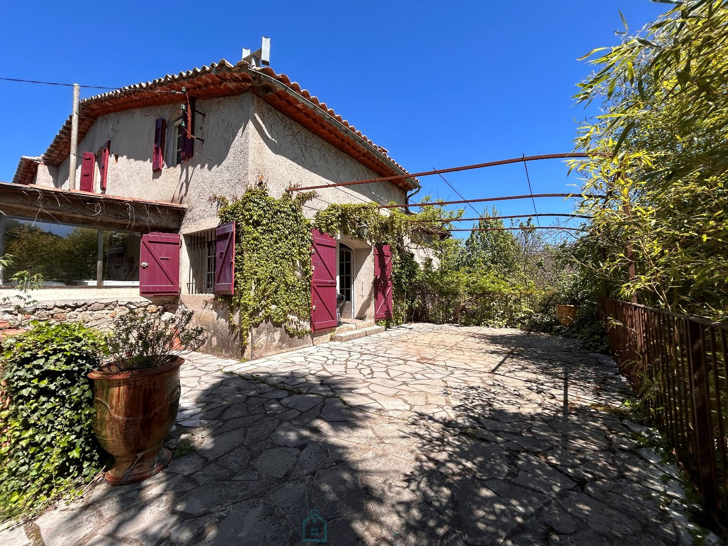 
                                                Vente
                                                 Mas mitoyen, anciennement moulin à châtaignes, au coeur des vallées cévennoles