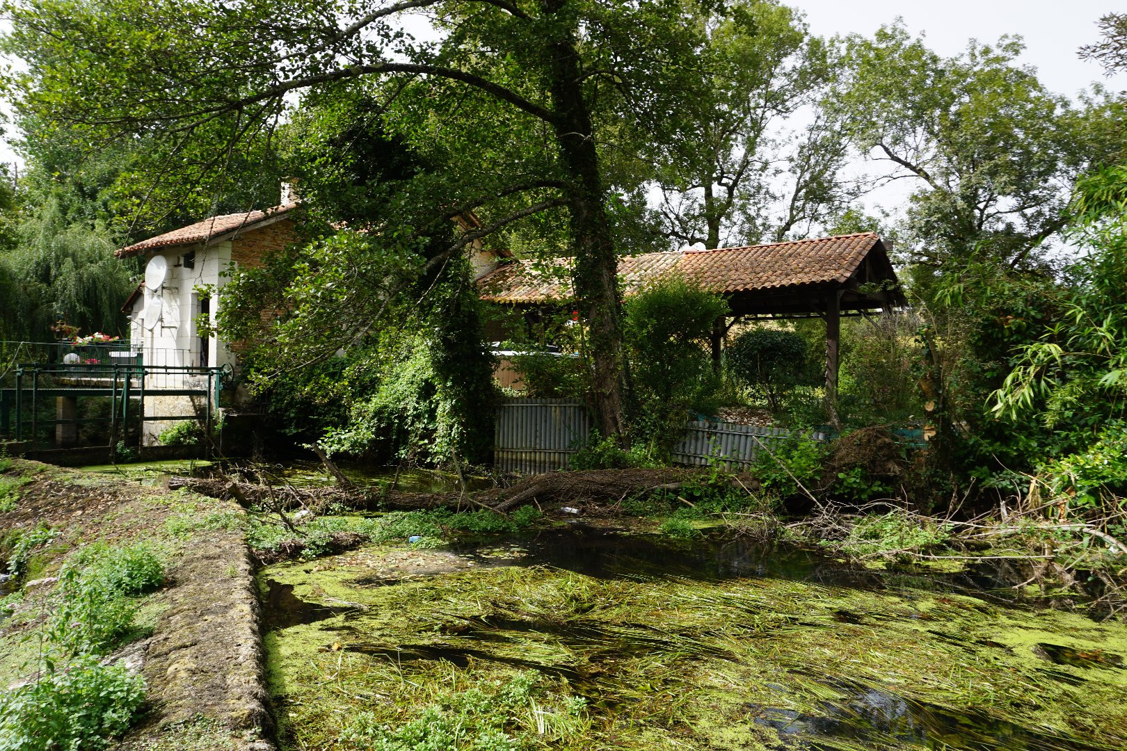 
                                                Vente
                                                 Moulin à eau du XVIIIe siècle niché dans la vallée de La Dronne. 