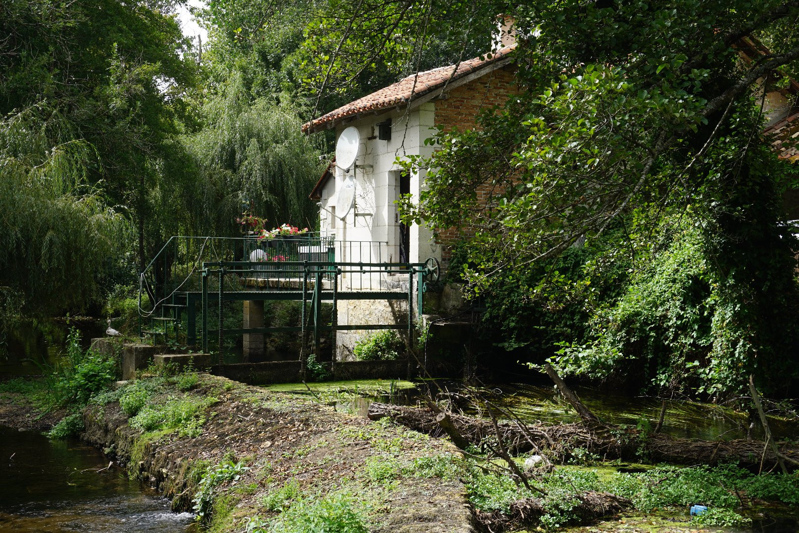 
                                                Vente
                                                 Moulin à eau du XVIIIe siècle niché dans la vallée de La Dronne. 