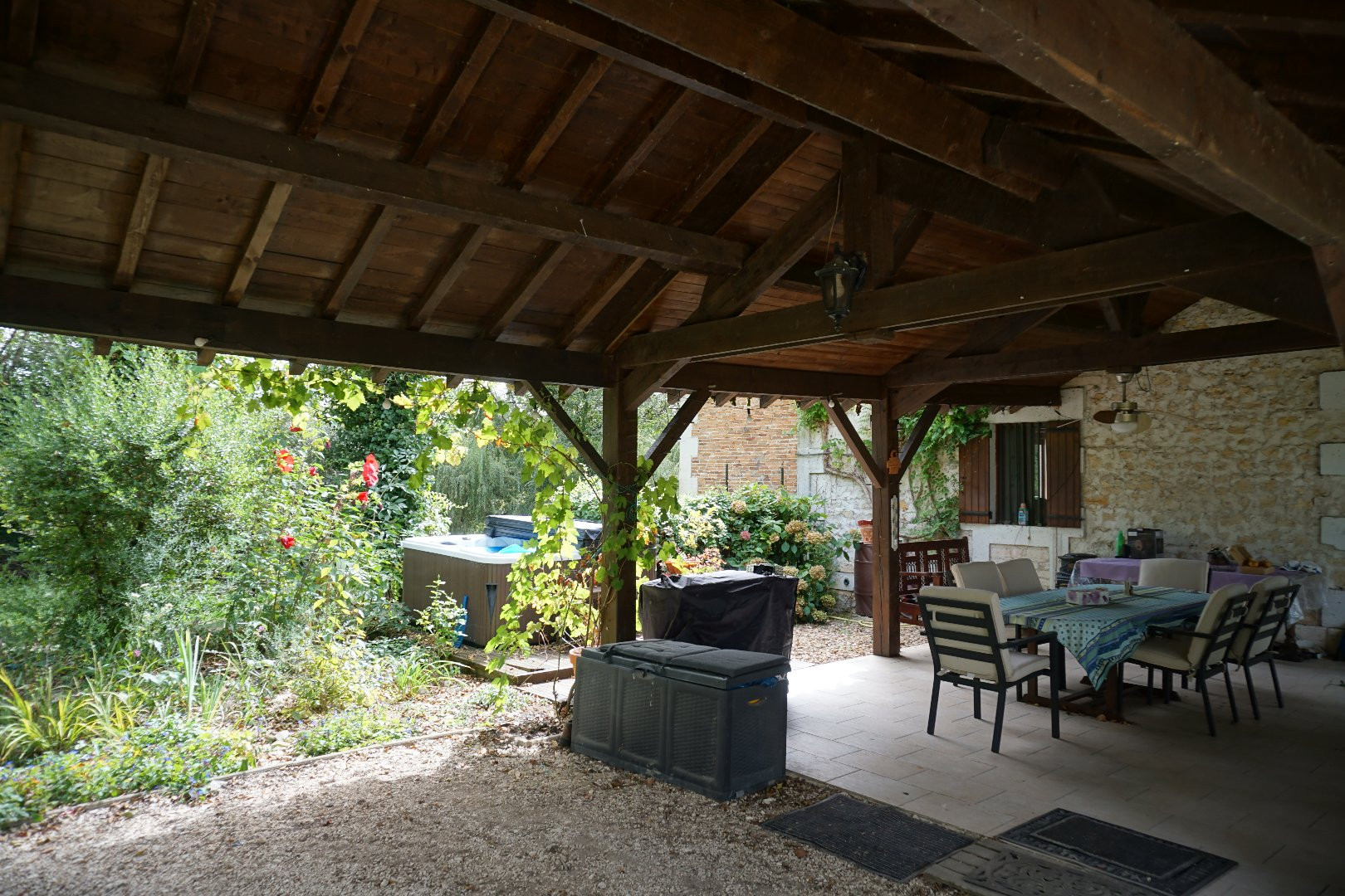 
                                                Vente
                                                 Moulin à eau du XVIIIe siècle niché dans la vallée de La Dronne. 