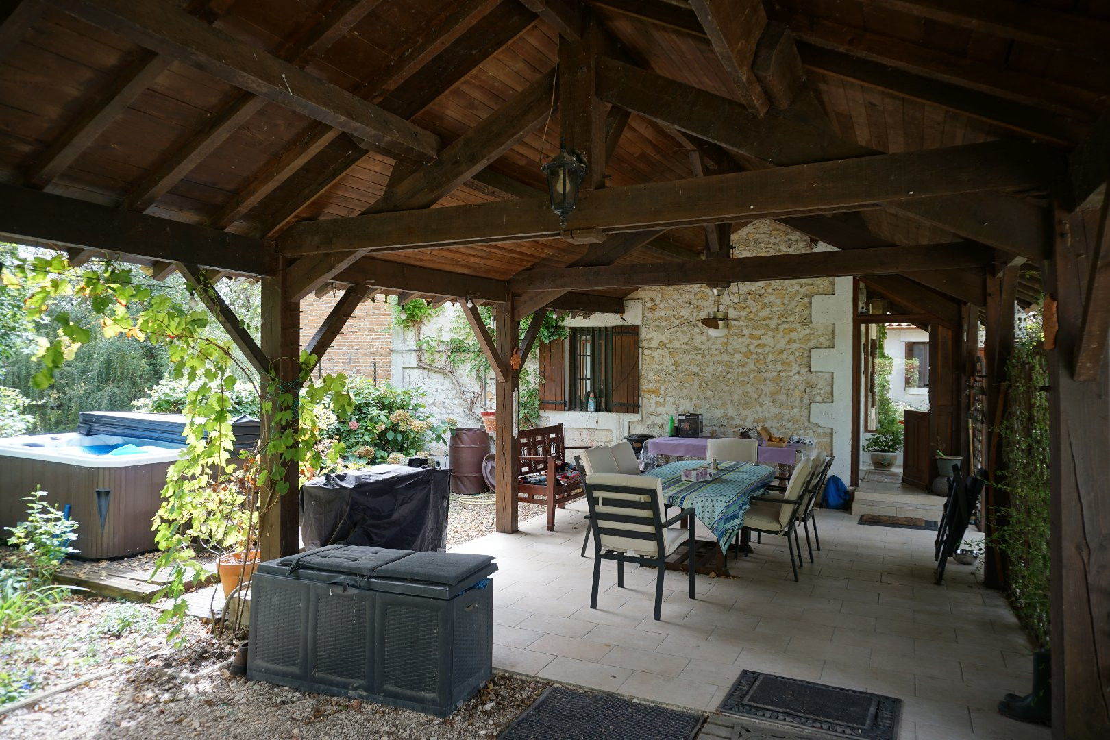 
                                                Vente
                                                 Moulin à eau du XVIIIe siècle niché dans la vallée de La Dronne. 