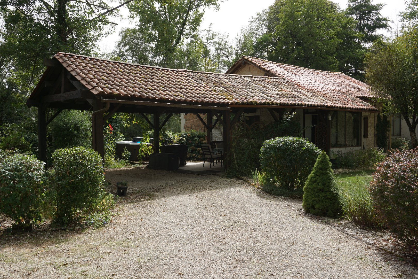 
                                                Vente
                                                 Moulin à eau du XVIIIe siècle niché dans la vallée de La Dronne. 