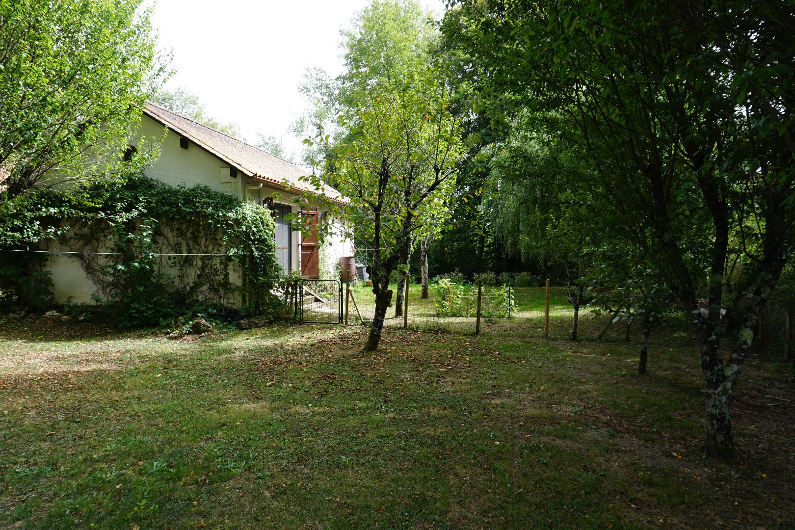 
                                                Vente
                                                 Moulin à eau du XVIIIe siècle niché dans la vallée de La Dronne. 