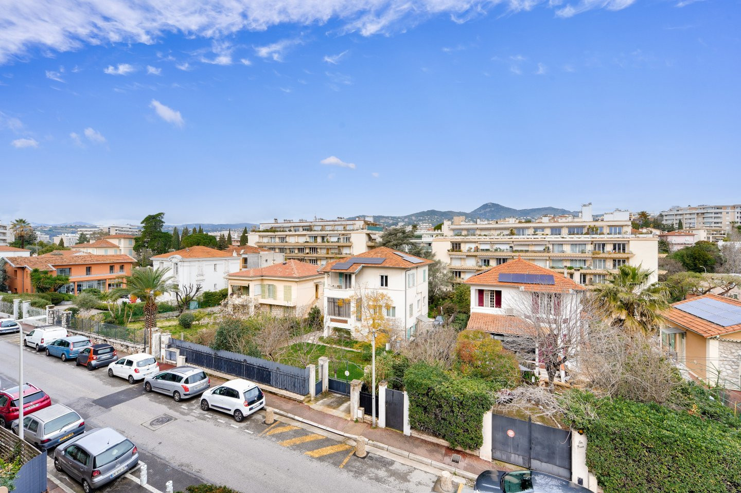 
                                                Vente
                                                 Nice - Au calme d'une rue paisible dans le quartier Cimiez Flirey